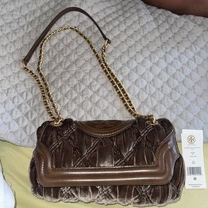 I’m selling this brand new Tory Burch small Fleming.